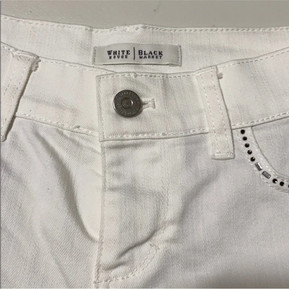 White House Black Market White Denim Shorts Rhinestone Cuffed Hem Sz 2 no flaws - Picture 7 of 12